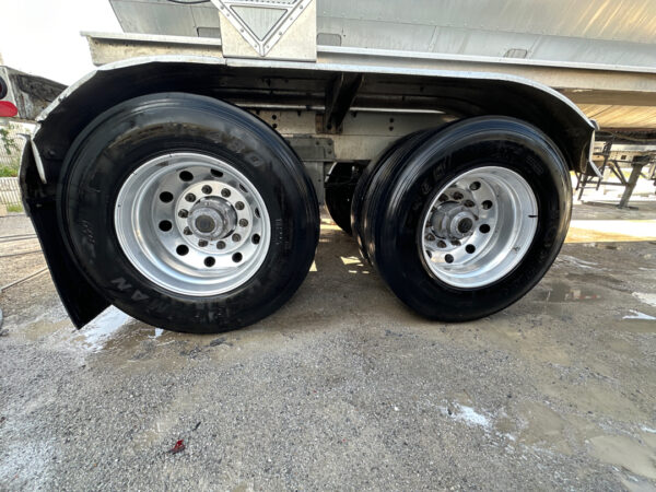 This project involved an on-site exterior fleet wash and targeted tar removal for a mixed fleet of cars and trucks in Chattanooga, successfully restoring the vehicles' appearance by safely removing road contaminants, tar, and grime without damaging the paint.