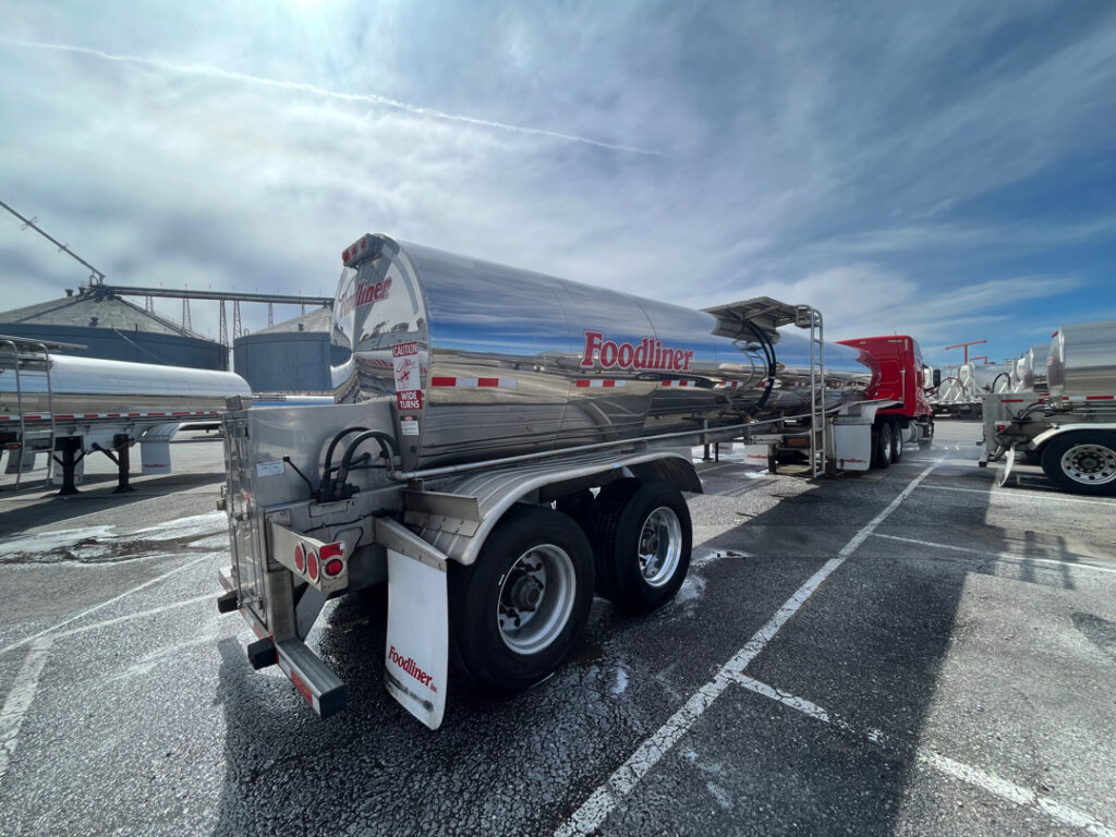 This project involved a recurring, bi-weekly exterior detailing program for Foodliner’s Chattanooga fleet of day cabs, sleeper cabs, and tankers to maintain a clean, professional appearance through a structured process of detergent application, pressure cleaning, selective brightening, and thorough rinsing.