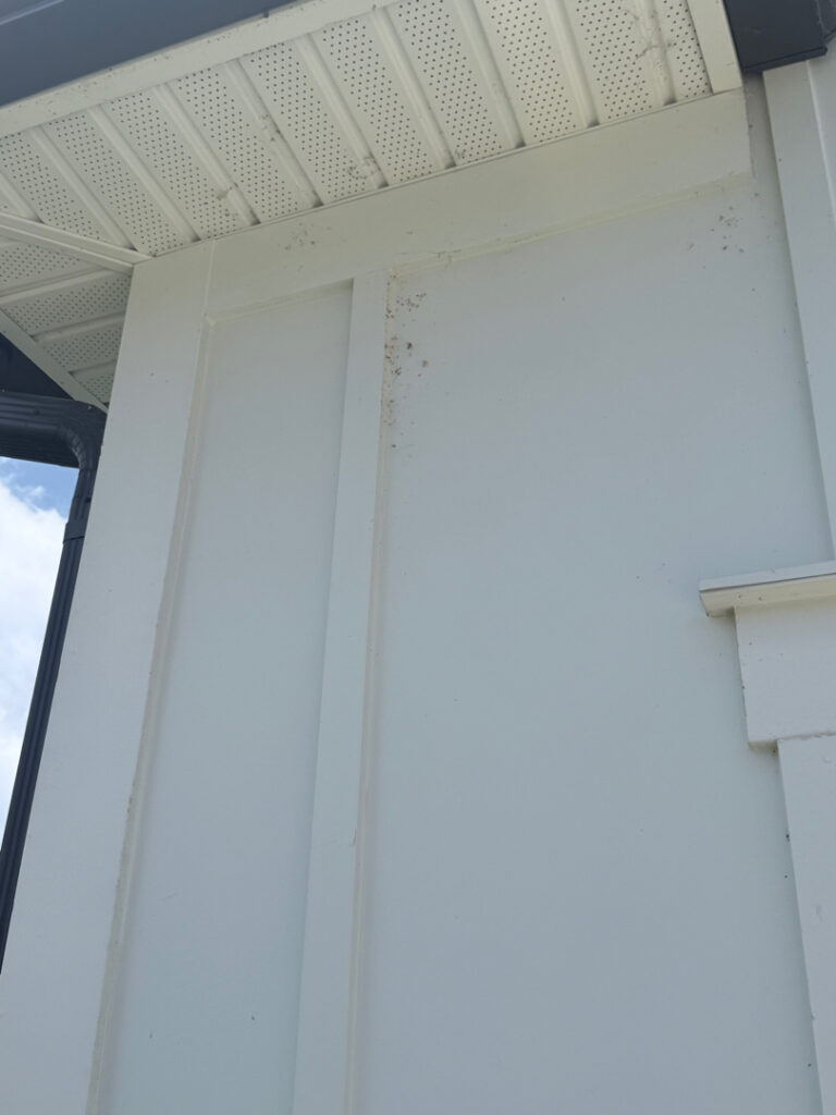 This Soddy Daisy home received a comprehensive exterior house wash utilizing a low-pressure soft wash process and specialized detergents to safely remove dirt, organic growth, and pollen from all siding, soffits, fascia, and gutters.