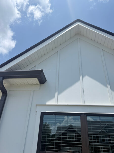This Soddy Daisy home received a comprehensive exterior house wash utilizing a low-pressure soft wash process and specialized detergents to safely remove dirt, organic growth, and pollen from all siding, soffits, fascia, and gutters.