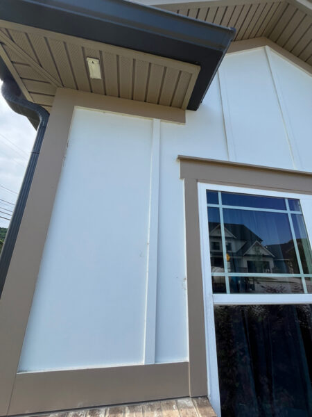This project involved a complete, low-pressure soft wash of a Chattanooga single-story home and its attached pergola to safely clean the siding, gutters, soffits, and architectural details of organic growth and environmental buildup.