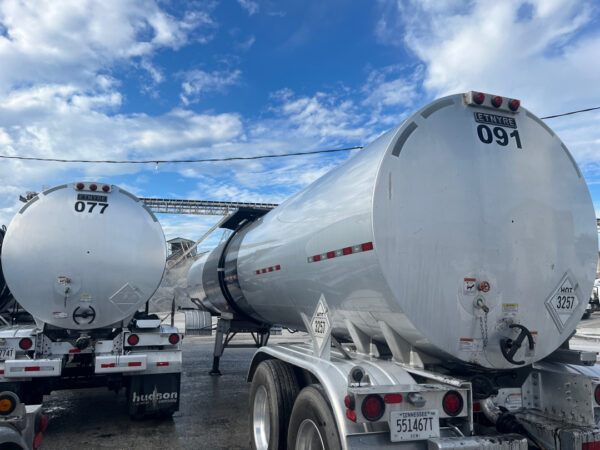 This project involved an on-site exterior fleet wash and targeted tar removal for a mixed fleet of cars and trucks in Chattanooga, successfully restoring the vehicles' appearance by safely removing road contaminants, tar, and grime without damaging the paint.