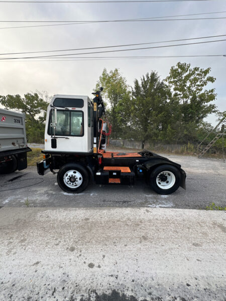 This project involved an on-site exterior fleet wash and targeted tar removal for a mixed fleet of cars and trucks in Chattanooga, successfully restoring the vehicles' appearance by safely removing road contaminants, tar, and grime without damaging the paint.