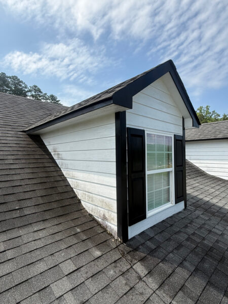 This project involved a complete exterior soft wash of a one-story barndominium in Collegedale, including its walls, dormers, covered porches, and trim, utilizing low-pressure cleaning and detergents to remove organic growth and dirt with a one-year warranty.