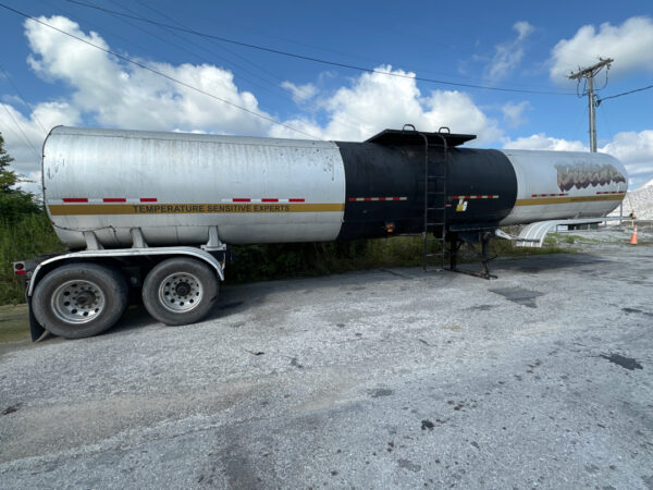 This project involved an on-site exterior fleet wash and targeted tar removal for a mixed fleet of cars and trucks in Chattanooga, successfully restoring the vehicles' appearance by safely removing road contaminants, tar, and grime without damaging the paint.