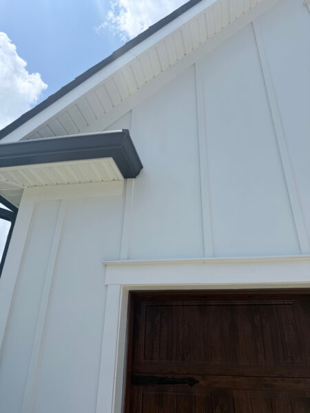 This Soddy Daisy home received a comprehensive exterior house wash utilizing a low-pressure soft wash process and specialized detergents to safely remove dirt, organic growth, and pollen from all siding, soffits, fascia, and gutters.
