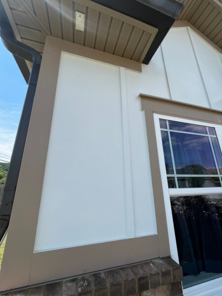 This project involved a complete, low-pressure soft wash of a Chattanooga single-story home and its attached pergola to safely clean the siding, gutters, soffits, and architectural details of organic growth and environmental buildup.