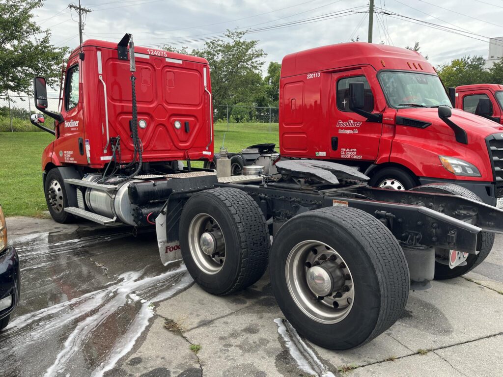 Performed bi-weekly deluxe exterior pressure washing, detergent application, selective metal brightening, and thorough rinsing on Foodliner's Chattanooga dry goods tanker fleet to maintain appearance and prevent buildup.