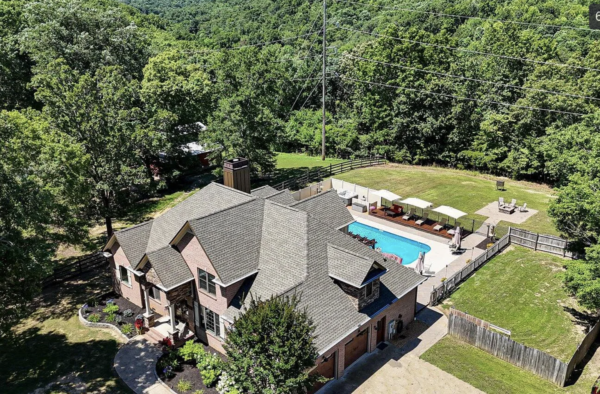 This project in Soddy-Daisy featured a comprehensive soft wash of a two-story home's exterior surfaces and a complete cleaning of all exterior window glass to remove dirt, organic growth, and debris.
