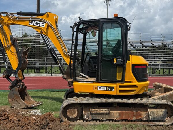 This project involved a thorough, on-site pressure washing and detergent cleaning of a JCB 85Z-2 and a JCB Teleskid in Chattanooga to remove accumulated jobsite grime and facilitate easier maintenance.
