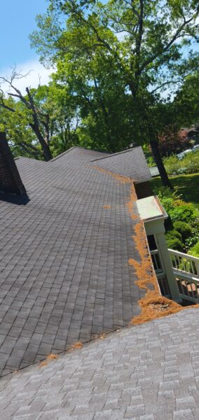 This Signal Mountain home exterior project successfully completed a comprehensive first-floor window cleaning, cleared and flushed the gutter system to ensure proper drainage, and pressure-washed the composite deck to restore its original appearance and protect it from weather-related damage.