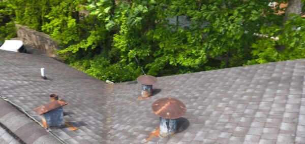 This Signal Mountain home exterior project successfully completed a comprehensive first-floor window cleaning, cleared and flushed the gutter system to ensure proper drainage, and pressure-washed the composite deck to restore its original appearance and protect it from weather-related damage.