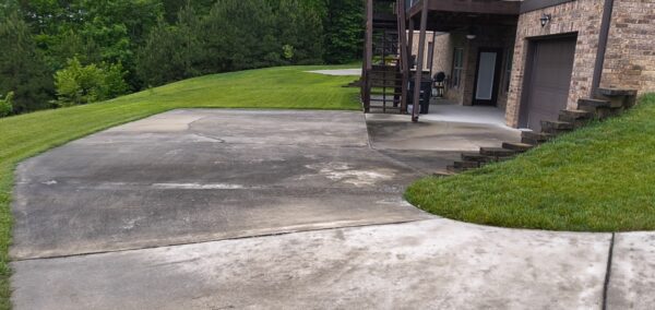 This project in Collegedale involved a comprehensive professional wash and detergent pre-treatment of a concrete driveway and adjacent sidewalk to thoroughly remove heavy dirt, mold, and mildew.
