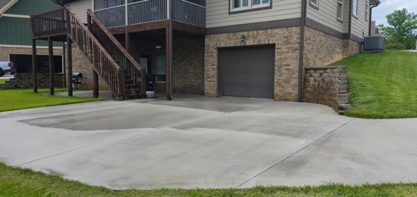 This project in Collegedale involved a comprehensive professional wash and detergent pre-treatment of a concrete driveway and adjacent sidewalk to thoroughly remove heavy dirt, mold, and mildew.