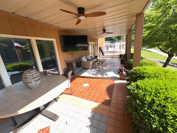 This project provided comprehensive interior and exterior glass cleaning for a single-story home in Soddy-Daisy, focusing exclusively on restoring streak-free clarity to the panes to maximize natural light and visibility.