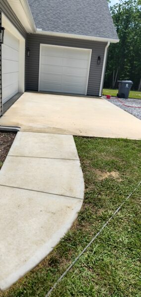 This project involved a comprehensive exterior soft wash of a one-story residence in Rising Fawn to remove organic buildup and meet a one-year mold warranty, alongside a detailed concrete cleaning of the front walkway and garage pad using pre-treatment and a surface washer.