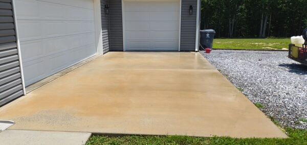 This project involved a comprehensive exterior soft wash of a one-story residence in Rising Fawn to remove organic buildup and meet a one-year mold warranty, alongside a detailed concrete cleaning of the front walkway and garage pad using pre-treatment and a surface washer.