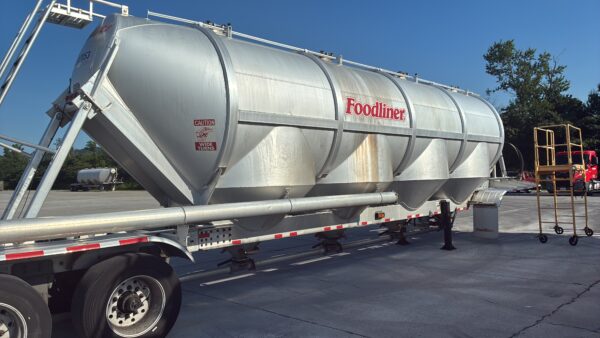 Our team performed bi-weekly exterior pressure washing, targeted brightening, and thorough rinsing on Foodliner's dry goods tankers in Chattanooga to consistently remove road residue and restore the fleet's appearance.