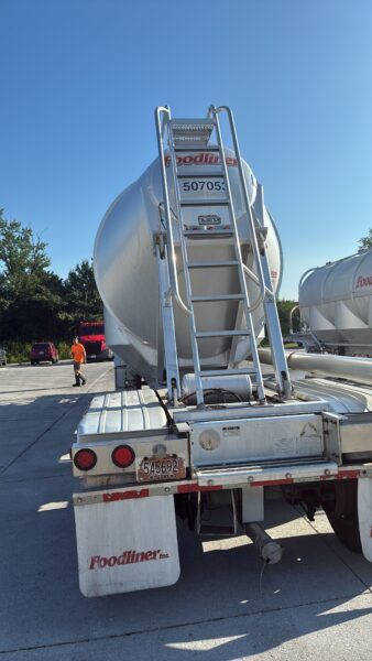 Our team performed bi-weekly exterior pressure washing, targeted brightening, and thorough rinsing on Foodliner's dry goods tankers in Chattanooga to consistently remove road residue and restore the fleet's appearance.