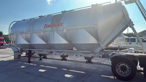 Our team performed bi-weekly exterior pressure washing, targeted brightening, and thorough rinsing on Foodliner's dry goods tankers in Chattanooga to consistently remove road residue and restore the fleet's appearance.