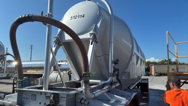 Our team performed bi-weekly exterior pressure washing, targeted brightening, and thorough rinsing on Foodliner's dry goods tankers in Chattanooga to consistently remove road residue and restore the fleet's appearance.