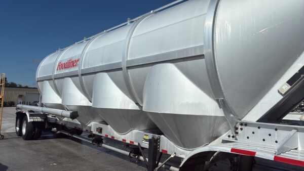Our team performed bi-weekly exterior pressure washing, targeted brightening, and thorough rinsing on Foodliner's dry goods tankers in Chattanooga to consistently remove road residue and restore the fleet's appearance.