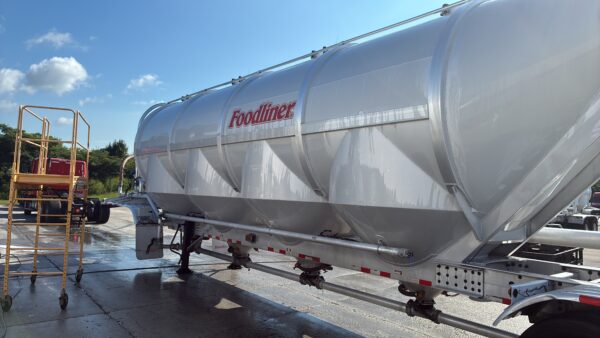 Our team performed bi-weekly exterior pressure washing, targeted brightening, and thorough rinsing on Foodliner's dry goods tankers in Chattanooga to consistently remove road residue and restore the fleet's appearance.