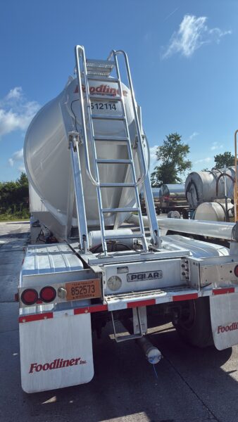 Our team performed bi-weekly exterior pressure washing, targeted brightening, and thorough rinsing on Foodliner's dry goods tankers in Chattanooga to consistently remove road residue and restore the fleet's appearance.