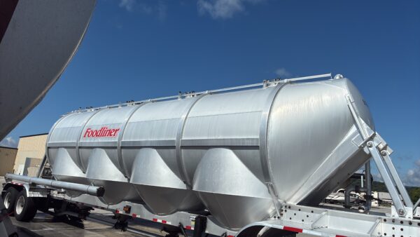 Our team performed bi-weekly exterior pressure washing, targeted brightening, and thorough rinsing on Foodliner's dry goods tankers in Chattanooga to consistently remove road residue and restore the fleet's appearance.