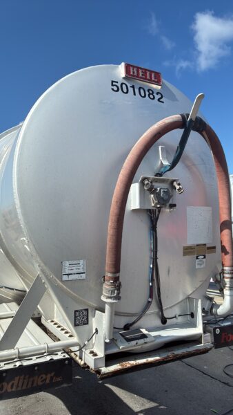 Our team performed bi-weekly exterior pressure washing, targeted brightening, and thorough rinsing on Foodliner's dry goods tankers in Chattanooga to consistently remove road residue and restore the fleet's appearance.