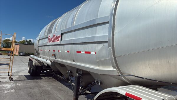 Our team performed bi-weekly exterior pressure washing, targeted brightening, and thorough rinsing on Foodliner's dry goods tankers in Chattanooga to consistently remove road residue and restore the fleet's appearance.