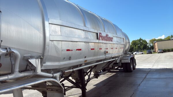 Our team performed bi-weekly exterior pressure washing, targeted brightening, and thorough rinsing on Foodliner's dry goods tankers in Chattanooga to consistently remove road residue and restore the fleet's appearance.