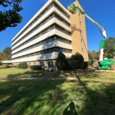 Using a lift to clean a condo in chattanooga tn by qualitypro power washing