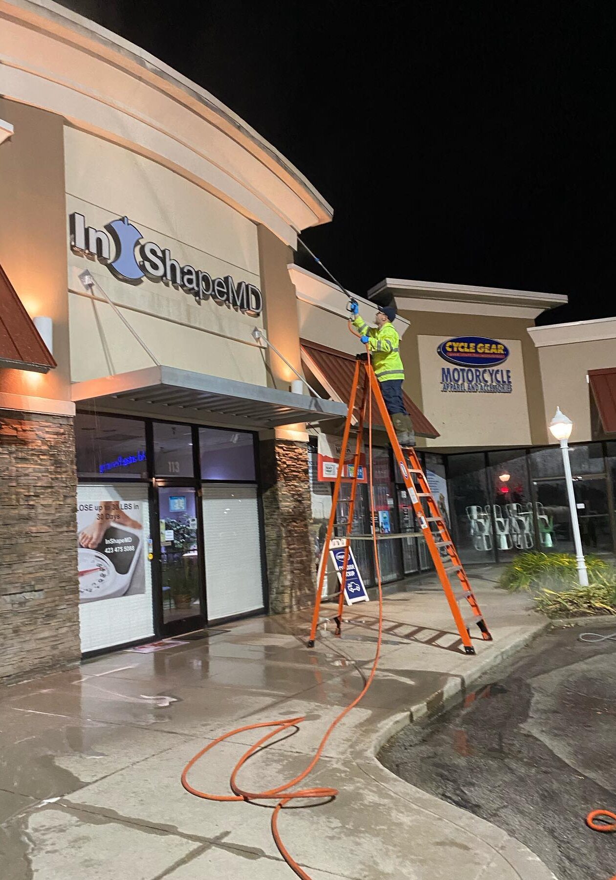 Pressure washing and window cleaning of shopping center in chattanooga tn by qualitypro power washing