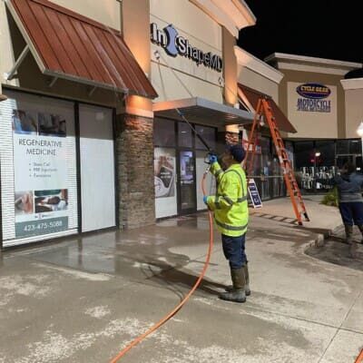 Pressure washing and window cleaning of shopping center in chattanooga tn by qualitypro power washing