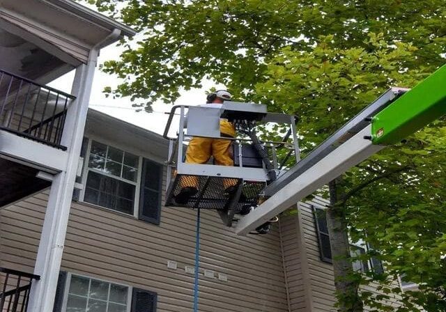 Residential apartment complex second story gutter pressure washing in chattanooga tn by qualitypro power washing