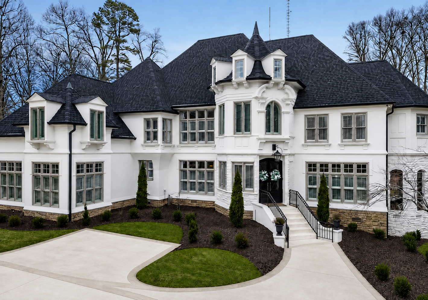 Stucko  brick estate home power washed by qualitypro power washing in signal mountain tn